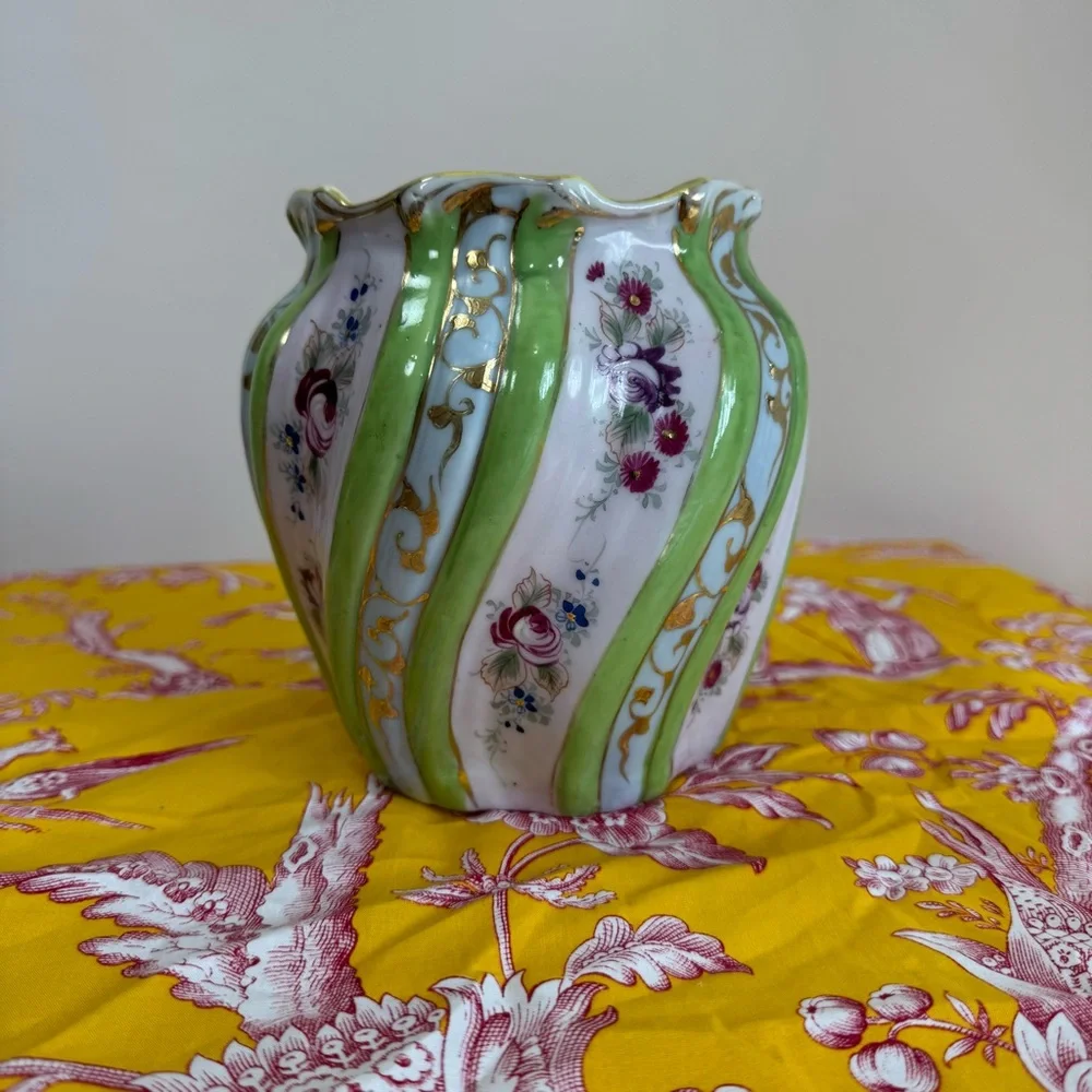 Aynsley Pembroke Gold Trim Porcelain Vase England Chinoiserie Garden Floral